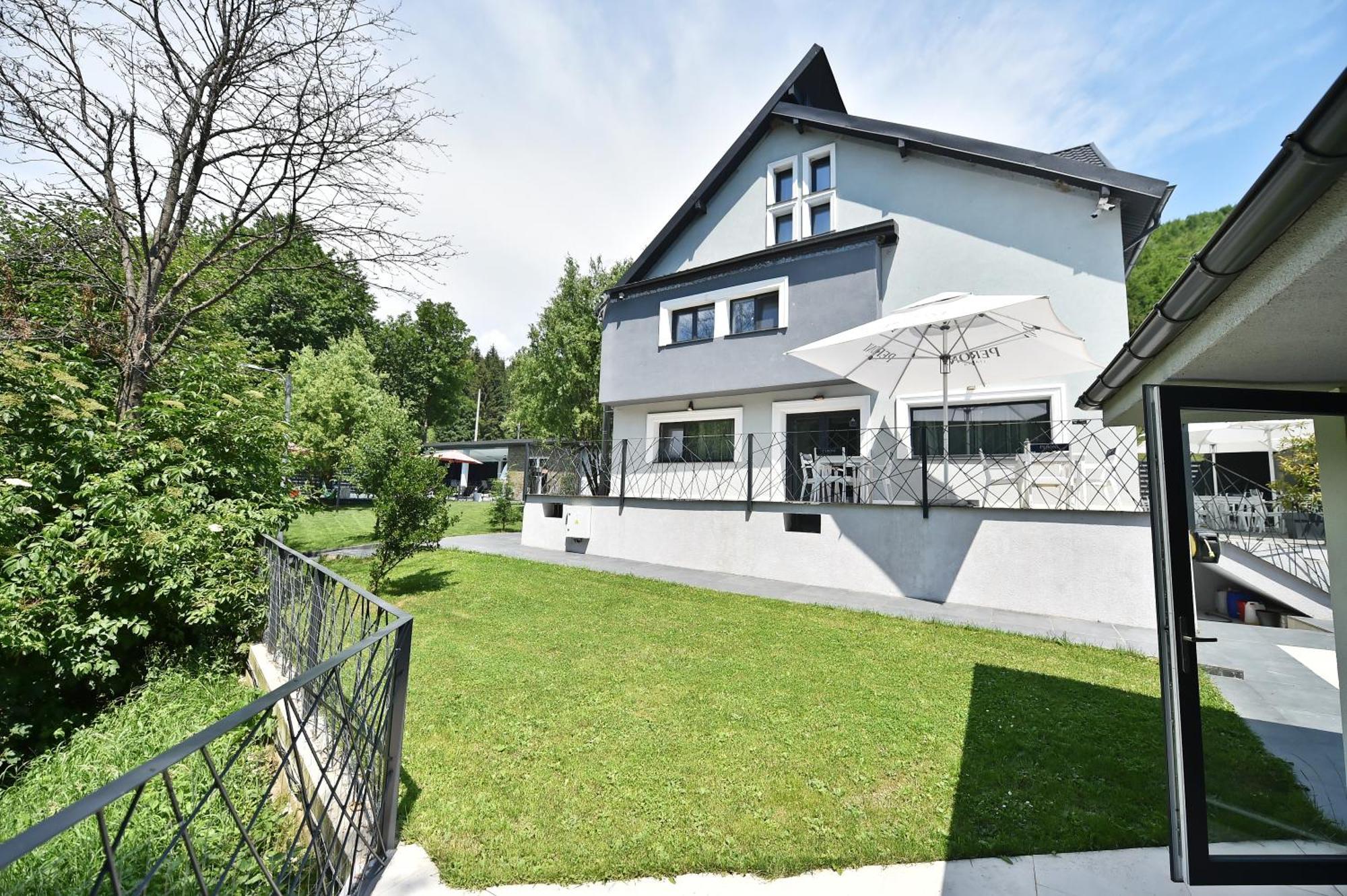 Mira By Atra Bed & Breakfast Tesila Bagian luar foto